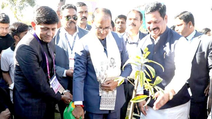 मुख्यमंत्री श्री चौहान ने इंदौर के नमो ग्लोबल गार्डन में रूद्राक्ष का पौधा लगाया